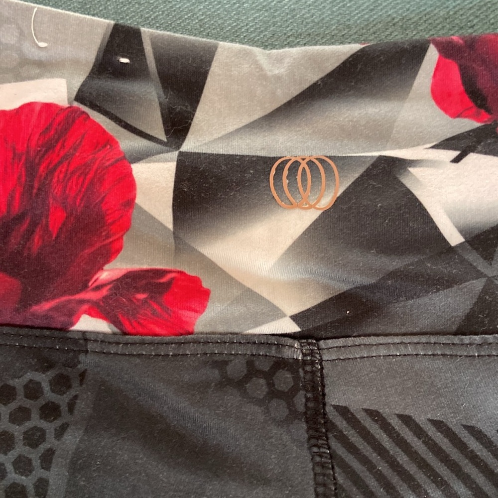 Sale! Leggings in cool geo pattern with red poppies, size S - Picture 4 of 6